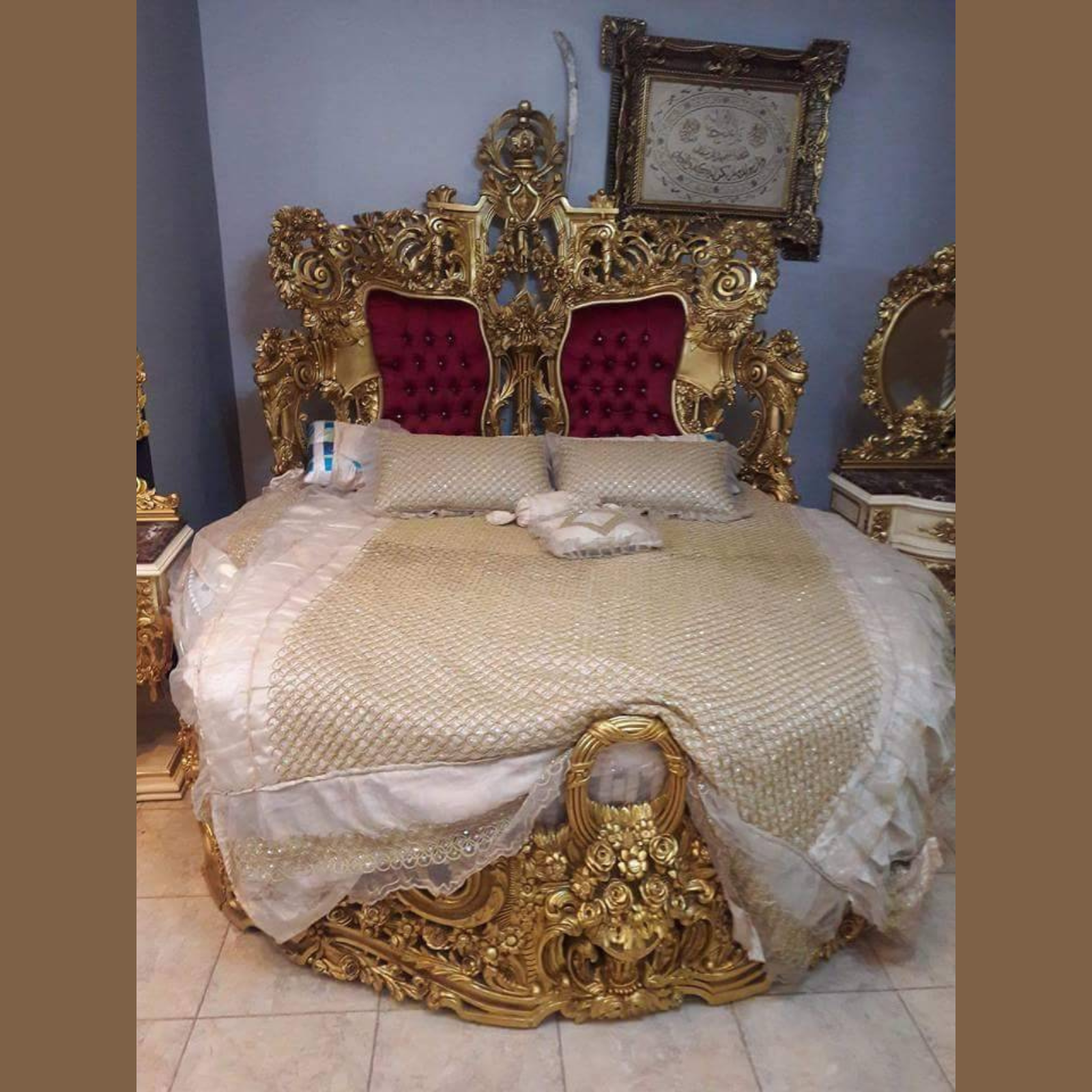 Heavy Carving Royal Look Teak Wood Round King Size Bed Elegant Vintage Style Floral Design Bedroom Furniture Set with Golden Finish